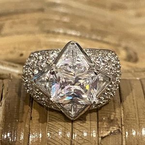 🩷COCKTAIL RING: CHUNKY AND FAUX RHINESTONES